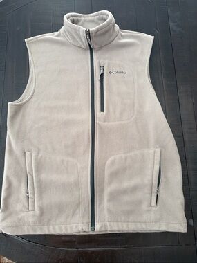 Columbia Men’s Light Tan Fleece Vest with Zip Pockets